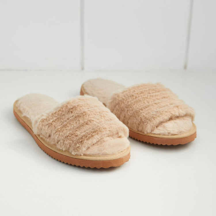 Pantuflas beige Clara con forro peludo y suela marrón-beige