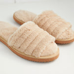 
                    
                      Pantuflas beige de felpa con suela de goma marrón claro-beige
                    
                  