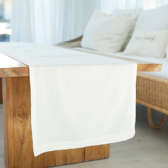 Camino de mesa blanco liso sobre base de madera natural en dormitorio-natural