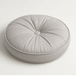 
                    
                      Almohada redonda gris claro con diseño capitoné y botón central-gris
                    
                  