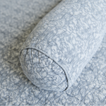 
                    
                      Detalle de tela gris con patrón texturizado enrollada-gris
                    
                  