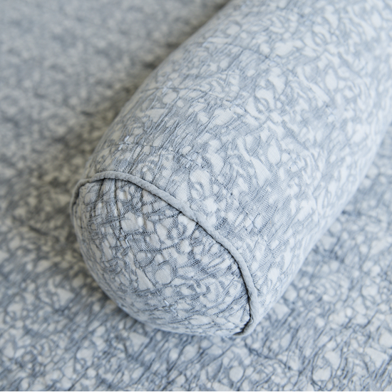 Detalle de tela gris con patrón texturizado enrollada-gris