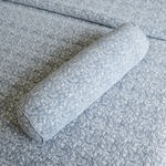 
                    
                      Almohada cilíndrica gris con patrón textil sobre sofá tapizado-gris
                    
                  