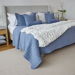 
                    
                      Cama con cubrecama Cardiff azul, almohadas a juego y manta blanca-
                    
                  