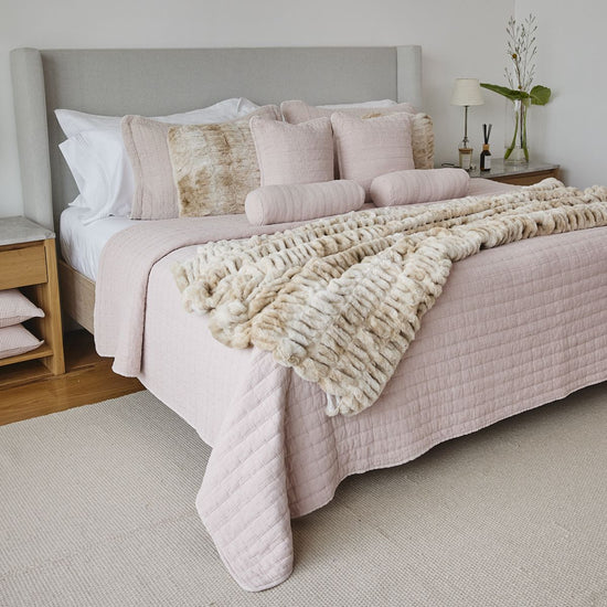 Cubrecama Cardiff 4 en tono rosa claro sobre cama elegante-