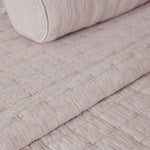 
                    
                      Cubrecama Cardiff 2 beige con textura acolchada y pliegues decorativos-
                    
                  