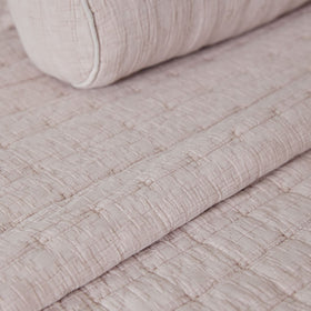 Cubrecama Cardiff 2 beige con textura acolchada y pliegues decorativos-
