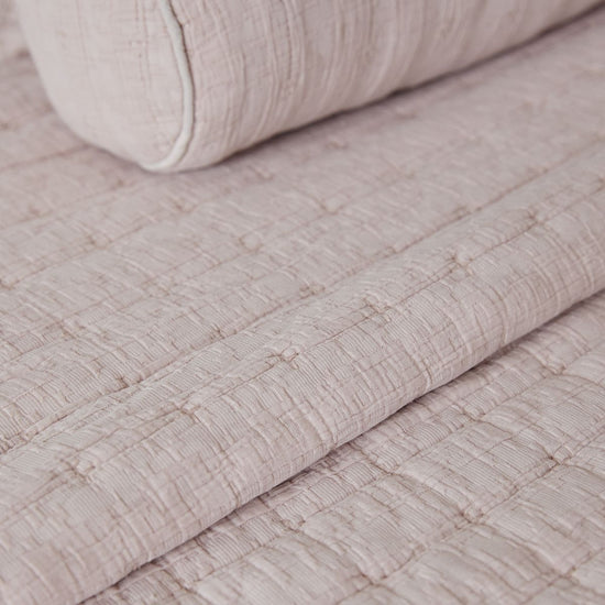 Cubrecama Cardiff 2 beige con textura acolchada y pliegues decorativos-