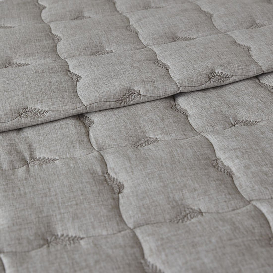 Cubrecama acolchado beige con diseño de hojas bordadas-beige