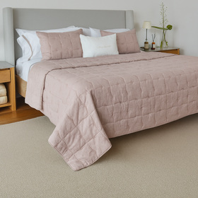 Cubrecama acolchado rosa en cama moderna con almohadas decorativas-rosa