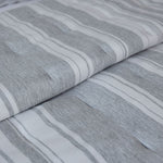 
                    
                      Cubrecama gris y blanco con rayas texturizadas y diseño moderno-
                    
                  