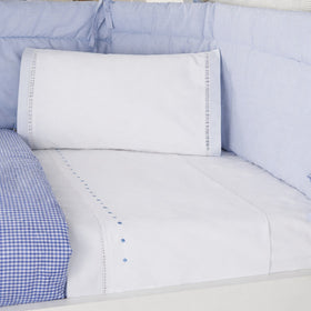 Sábana blanca con motas bordadas azules y almohada coordinada-celeste