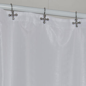 Cortina de baño blanca translúcida con tres ganchos plateados en forma de grifo-plateado