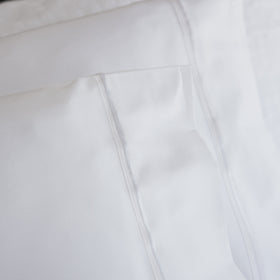 Funda de almohada blanca con festón y doble hilo detalle-blanco