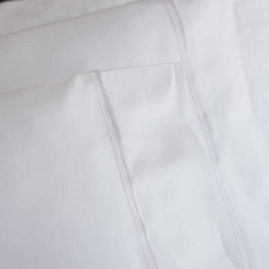 Funda de almohada blanca con festón y doble hilo detalle-blanco