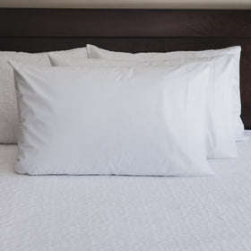 Funda almohada blanca 200 hilos sobre cama con sábanas blancas-blanco