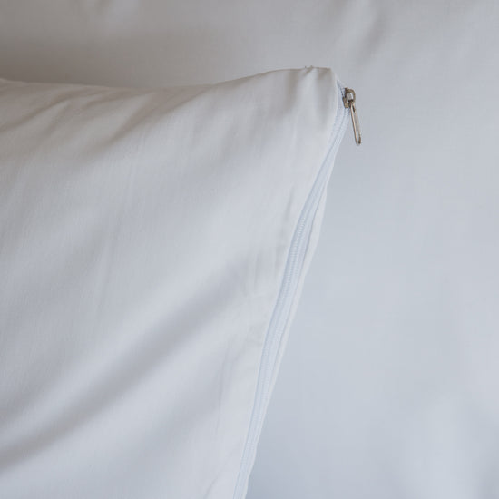 Dos fundas protectoras blancas de almohada con cierre de cremallera-blanco