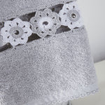 
                    
                      Toallita gris con encaje blanco de flores crochet en el borde-gris
                    
                  