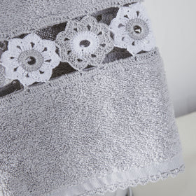 Toallita gris con encaje blanco de flores crochet en el borde-gris