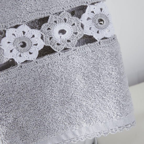 Toallita gris con encaje blanco de flores crochet en el borde-gris