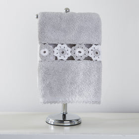 Toallita gris de algodón con decoración de flores blancas de encaje-gris