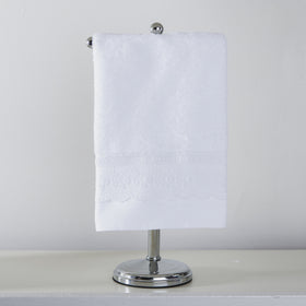 Toallero cromado con toallita blanca decorada colgada verticalmente-blanco