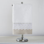 
                    
                      Toallita blanca con encaje y ribete beige en soporte cromado-natural
                    
                  
