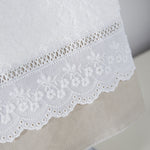 
                    
                      Detalle de toallita blanca con encaje y bordado floral decorativo-natural
                    
                  