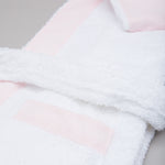 
                    
                      Bata de baño infantil rosa y blanca con textura suave y esponjosa-rosa
                    
                  