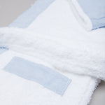 
                    
                      Bata de baño infantil celeste con etiqueta y textura suave-celeste
                    
                  