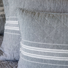Funda de almohada gris con rayas blancas horizontales decorativas-gris