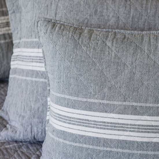 Funda de almohada gris con rayas blancas horizontales decorativas-gris