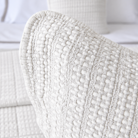 Funda de almohada blanco Bradford con textura tejida en cama-blanco