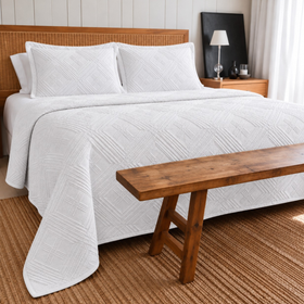 colcha portguesa con relieve geometrico sobre cama de habitacion-blanco