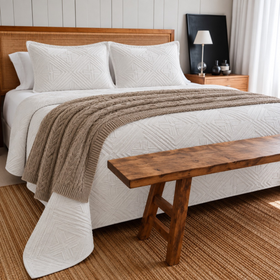 colcha portguesa con relieve geométrico sobre cama de habitación-blanco