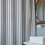 
                    
                      Cortina de baño gris a rayas blancas y grises en ambiente de baño moderno-gris
                    
                  