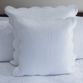 Funda de almohada blanca acolchada con bordes ondulados decorativos-blanco