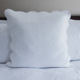 Funda de almohada blanca acolchada con bordes ondulados decorativos-blanco