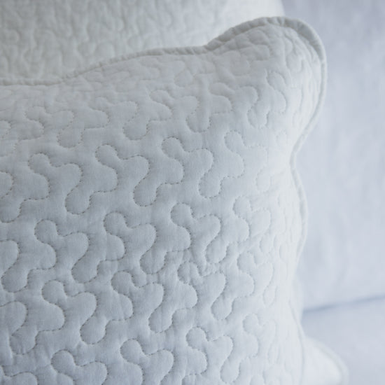 Funda de almohada blanca con patrón quilted decorativo texturizado-natural