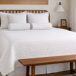 
                    
                      Cubrecama blanco acolchado Berna en cama de madera con almohadas-blanco
                    
                  