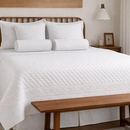 Cubrecama blanco acolchado Berna en cama de madera con almohadas-blanco