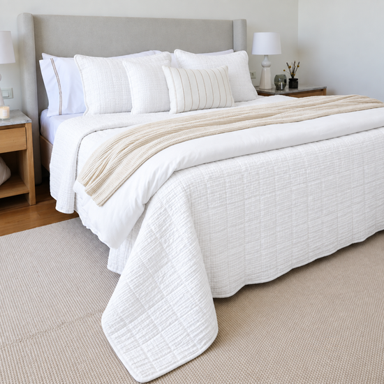 Cubrecama blanco  Bradford sobre cama con almohadas decorativas a juego-blanco