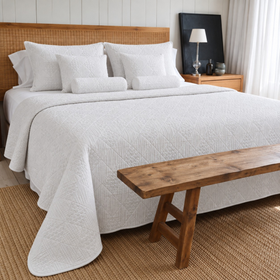 cubrecama de algodón sobre cama de dormitorio-blanco