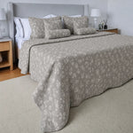 
                    
                      cubrecama reversible con flores y  tramado botánico en cama-visón 
                    
                  