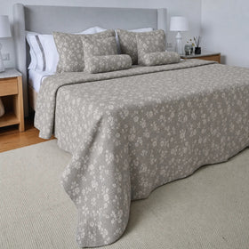 cubrecama reversible con flores y  tramado botánico en cama-visón 
