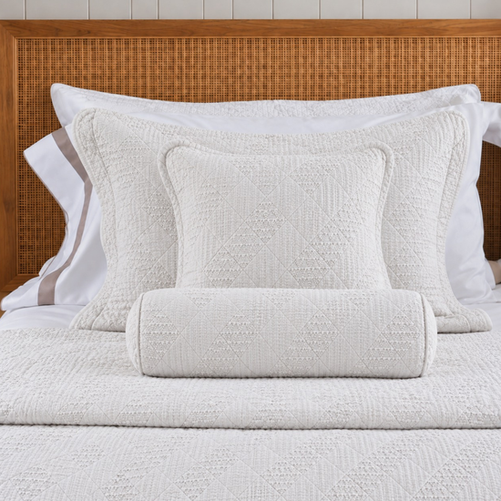 cubrecama de algodon y accesorios sobre cama de dormitorio-blanco