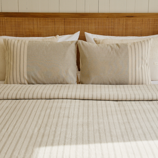 Cama con funda edredón beige Delhi y almohadas decorativas a juego-beige