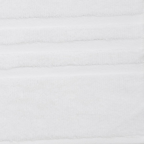 Set de tres toallas blancas apiladas de textura suave-blanco