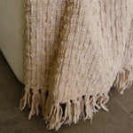 
                    
                      Manta Venecia beige con texturas tejidas y flecos en los bordes-beige
                    
                  