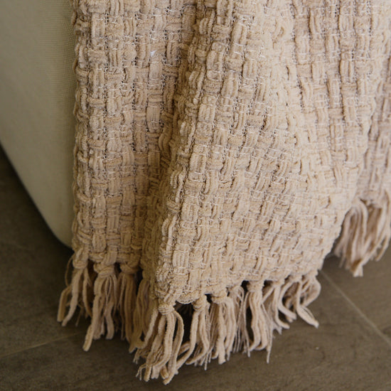 Manta Venecia beige con texturas tejidas y flecos en los bordes-beige